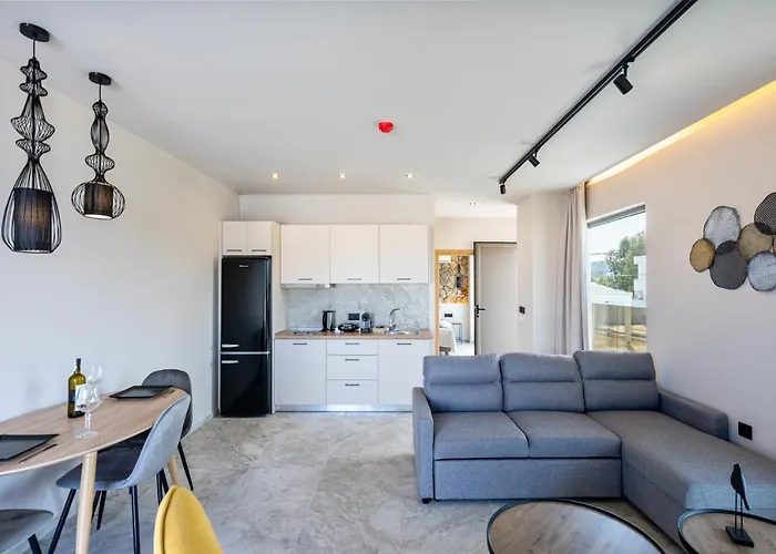 Pathos Seaside Φαληράκι