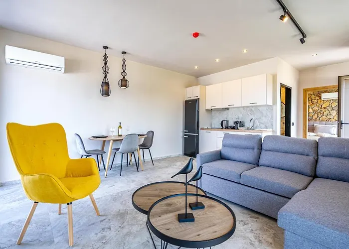 Pathos Seaside فندق