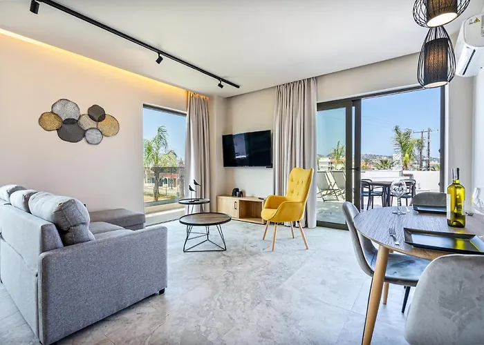 Pathos Seaside فندق